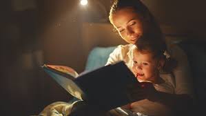 une mère lit une histoire à son enfant avant le coucher